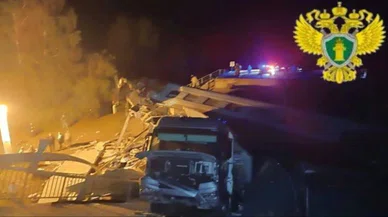 Rusya'da köprü çöktü, tren raydan çıktı