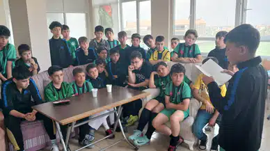 Karapınar Belediyespor’dan örnek uygulama. İdman öncesi kitap okuyorlar