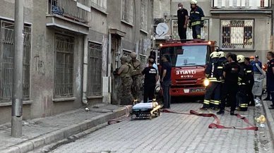 Konya'da cinnet anları. Evini yaktı, kendi boğazına bıçak dayadı