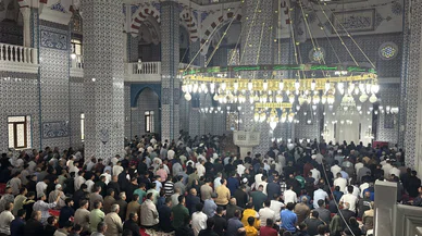 Milyonlar camileri doldurdu, dört bir yanı tekbirler sardı