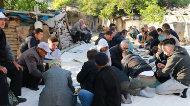 Konya'nın Toros dağlarında bayram geleneği yine bozulmadı. mahalleli Bayram Damında toplandı