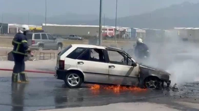 Otomobil egzoz tamirinde alev alev yandı