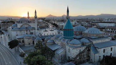 Konya'nın huzur dolu mekanına ziyaretçi akını. Mevlana Müzesi 50 bin kişiyi ağırladı