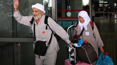 Kurban kestiler, tavaf ettiler... Hacılar yurda dönüyor