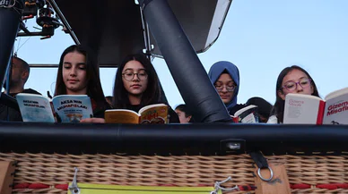 "Türkiye Yüzyılı Maarif Modeli" havada kitap okuyan öğrenciler