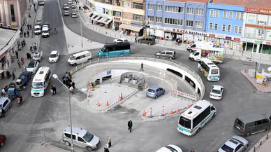 Konya'nın en işlek caddesinde eşek dolaşıyor. Şehrin birçok caddesinde görüldü