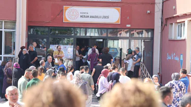Konya'da YKS heyecanı yaşandı: Kimisi koşarak yetişti, kimisi gözyaşları içinde veda etti