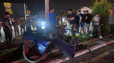 Konya'da feci kaza. Direğe giren otomobil ikiye ayrıldı