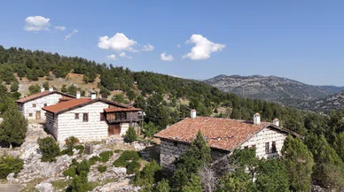 Konya'ya yakın noktada bulunan 800 yıllık köye her yıl nüfusunun bin katı turist geliyor