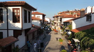 Konya’nın bu sokağı adım atanlara huzur veriyor. Tarihi evler var