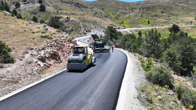 Konya'da araçların ön düzenlerini bozan yollar asfaltlandı