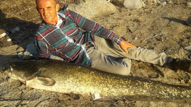 Amatör balıkçı boyu kadar balık yakaladı