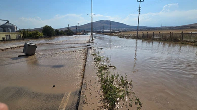 Konya’da sağanak yağış yolu çökertti. Bu ilçe sular altında kaldı