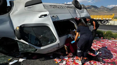 Konya'da minibüs takla attı: 4 yaralı