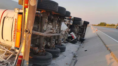 Konya'da devrilen TIR'ın şoförü hayatını kaybetti
