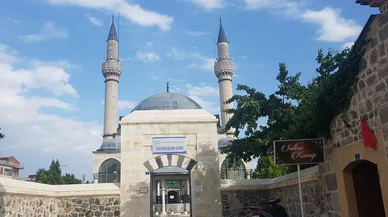 Konya'daki tarihi caminin etrafı yıkıldı. Kentsel dönüşüm projesi başlıyor