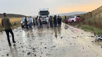 Konya yolunda feci kaza. Tır ve otomobil kafa kafaya çarpıştı