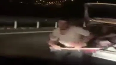 Önünü kestikleri otomobilin sürücüsüne baltayla saldırdılar