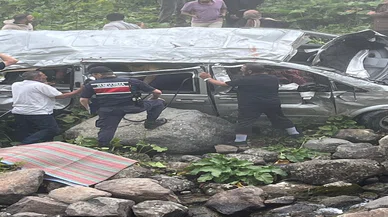 Turistleri taşıyan minibüs uçuruma yuvarlandı: İki ölü, dört yaralı