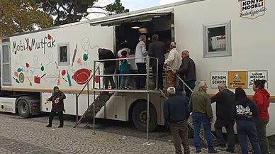 Konya Büyükşehir'den depremzedelere sıcak yemek ikramı
