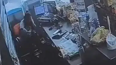 Eski eş dehşet saçtı: Kucağında çocukla kadını defalarca bıçakladı