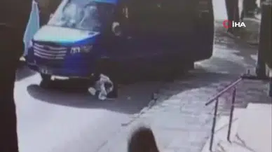 Yolun karşısına geçen kadına minibüs çarptı: Kaza anı kamerada