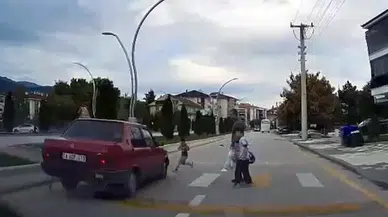 Otomobil yaya geçidinde çocuğa böyle çarptı: O anlar kamerada