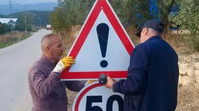 Yollarda trafik levhası temizliği: Kafa karıştıran trafik levhaları kalktı