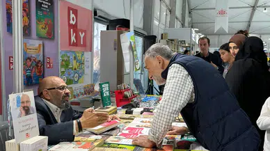 Yazarımız Ali Ulurasba'ya imza gününde yoğun ilgi: BKY kitap fuarının gözdesi oldu