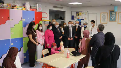 Bu da hastane okulu: Çocuklar hem tedavi oluyor hem de derslerinden kalmıyorlar