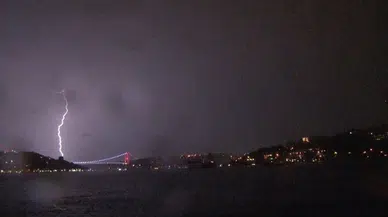 Şimşekler geceyi aydınlattı: İstanbul yıldırımlara teslim oldu, yollar çöktü