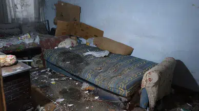 Annesinin ölüsüyle bir ay yaşadı