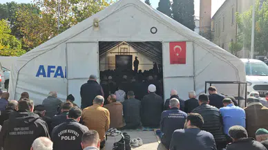 Camilere giremediler: Cuma namazı çadırlarda kılındı