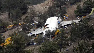 Tarihi felaket: 2 uçak birden düştü, pilotlar hayatını kaybetti