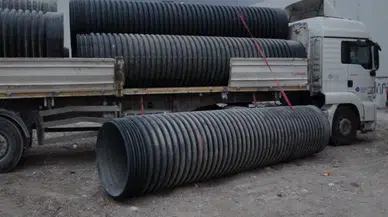 Üzerine 750 kilo plastik boru düşen sürücü ağır yaralandı