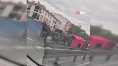 Tır E5'e böyle devrildi, felaket ucuz atlatıldı