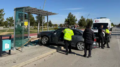 Konya'da çarpışan otomobilden birisi otobüs durağına daldı
