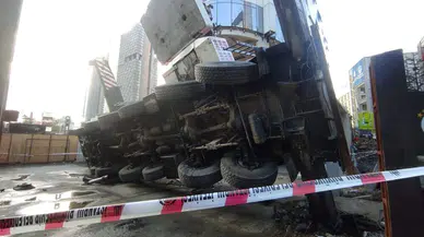 Rezidans inşaatında vinç böyle devrildi