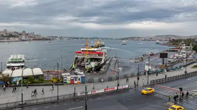 Sirkeci'de feribot iskeleye böyle çarptı: İnsanlar o anları film gibi izledi