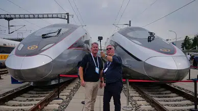 Çin'de geleceğin treni:  896 kilometre hızla yan yana geçtiler