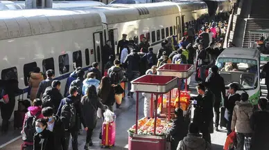 Çin'de demir yollarında günlük yolcu rekoru kırıldı: Adeta bir ülke taşındı
