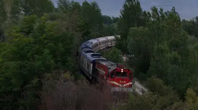 Doğu Ekspresi, sonbahar manzarası eşliğinde yol alıyor