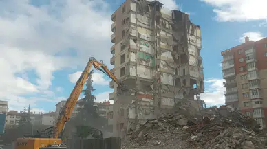 Konya'nın en işlek caddesi trafiğe kapatıldı: Bina yıkımı yapılıyor