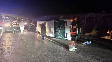Lastiği patlayan araç midibüse çarptı: Çok sayıda öğrenci yaralı