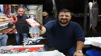 Balıkçı ile kasabın esprili "indirim" kapışması vatandaşa yaradı