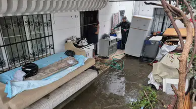 Yağmur sel oldu aktı: Sel suları evleri bastı