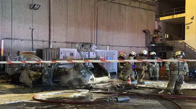 Şarjda olan elektrikli araç alev alarak patladı: O anlar kameraya yansıdı