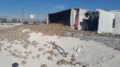 Konya'da tır devrildi: Her yere pancar saçıldı