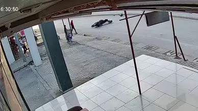 Sokak köpeğine çarptı: Motosikletli genç metrelerce sürüklendi