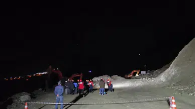 Maden ocağında göçük: Göçük altındaki şantiye müdürüne ulaşılmaya çalışılıyor